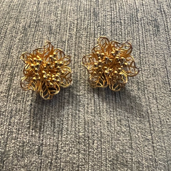 Vintage Gold Tone Clip -On Earrings! - Picture 9 of 16